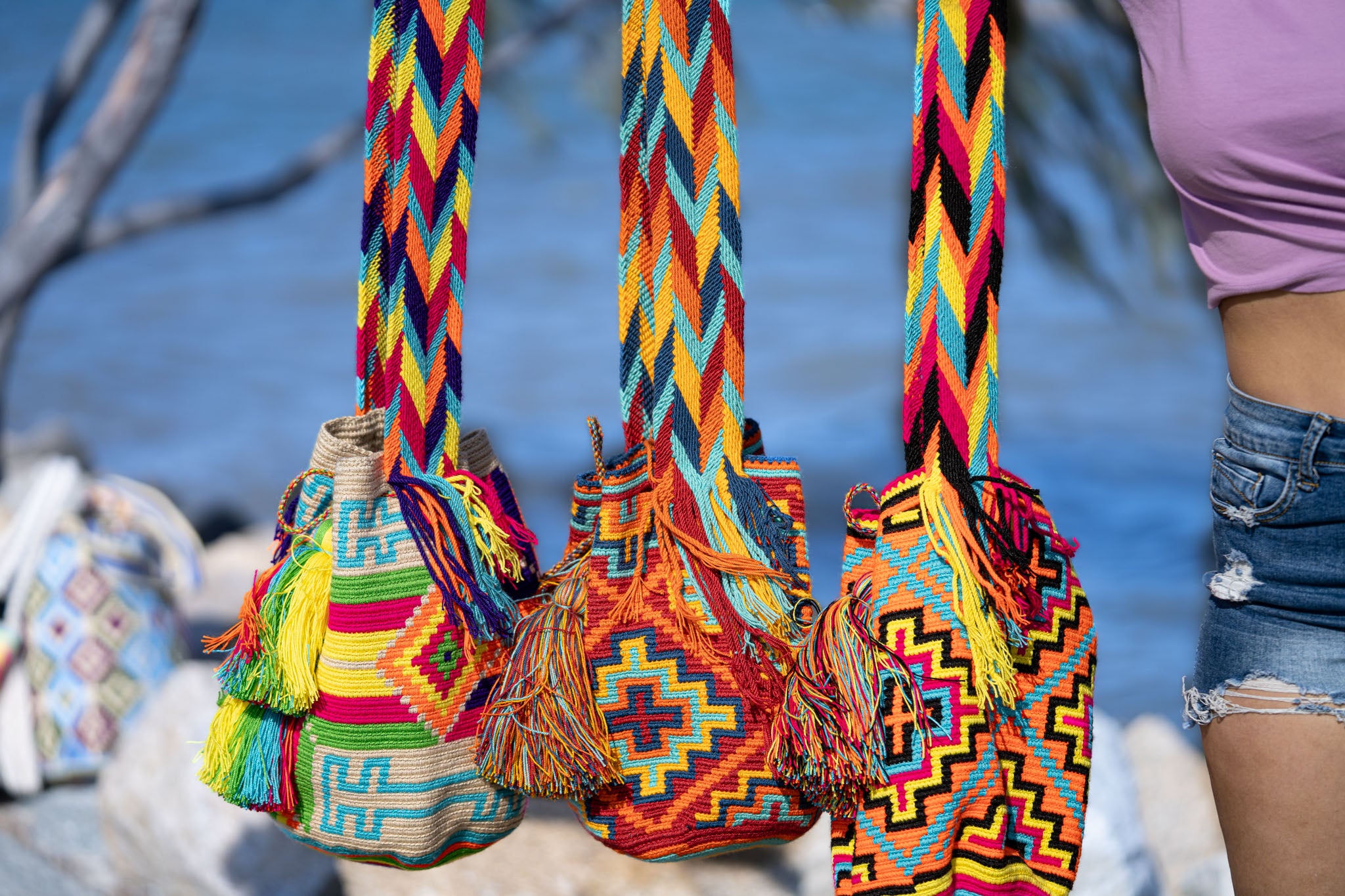 Amazon.com: Mochila Wayuu 100% colombian original premium handmade bag  special geometric designs exclusive for any occasion with silver and gold  threads (Large, Gold-White)